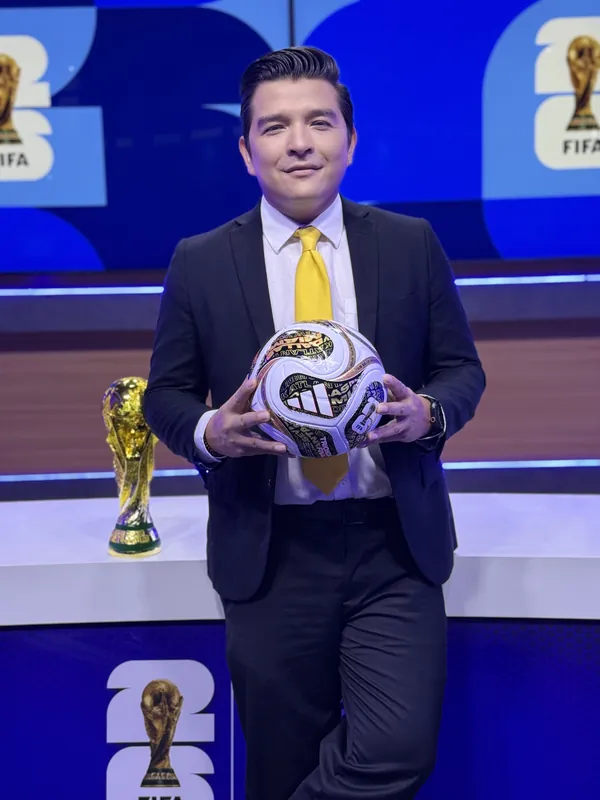 Moi Milian con el balón oficial junto a la copa del Mundial