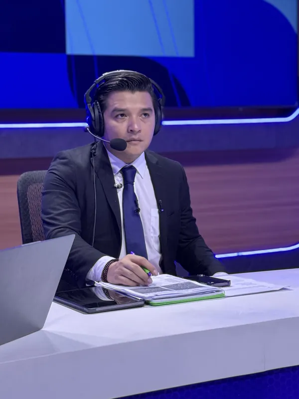 Moi Milian con headset en el set de televisión